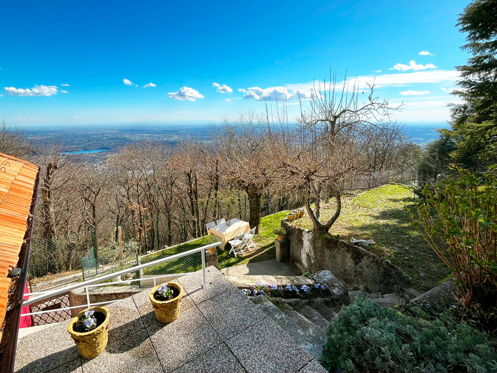 The garden of the exclusive Guesthouse on Lake Como, a blue sky and a beautiful view.