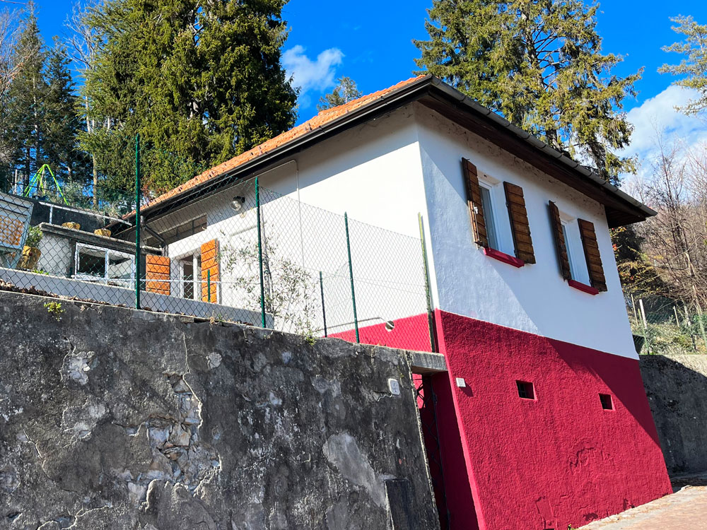 The exclusive Nano Wine Guesthouse on Lake Como! A little house painted white and bordeaux. 